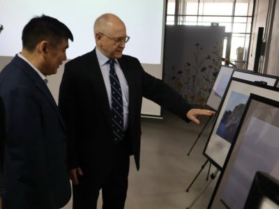 В Якутске открыли выставку фотографий чрезвычайного и полномочного посла РФ Антона Васильева