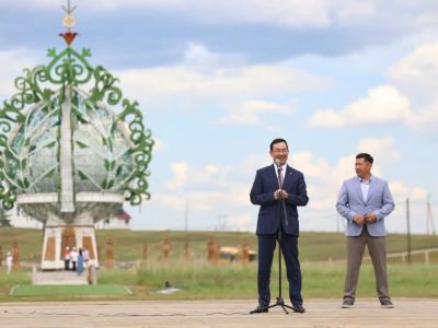 Айсен Николаев выступил на Республиканской педагогической ярмарке в Амге