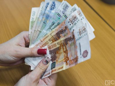 Россияне стали чаще платить наличными и хранить сбережения в рублях