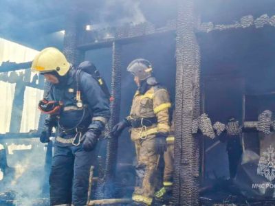 В селе Арылах Мирнинского района сгорели два гаража и баня