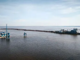 Строители установили 12 якорей для коффердамов Ленского моста
