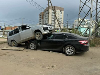 Пьяный водитель наехал на припаркованную Toyota Camry в Якутске