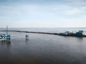 Строители установили 12 якорей для коффердамов Ленского моста