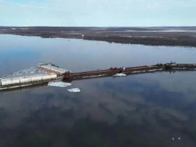 Из-за ледохода на Индигирке унесло десять судов