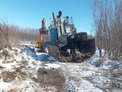 В Верхнеколымском районе убрали заброшенное судно и очистили прибрежную зону