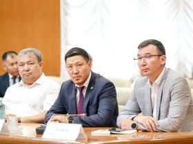 Айсен Николаев вручил награды работникам строительной отрасли Якутии