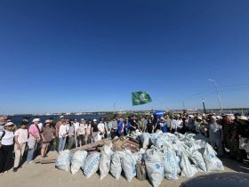 Два кубометра мусора собрали на берегу реки Лены в Якутске