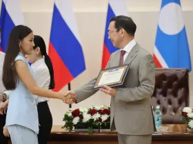Глава Якутии наградил выпускников-стобалльников