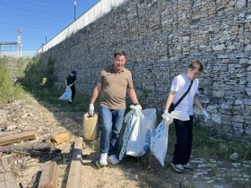 Два кубометра мусора собрали на берегу реки Лены в Якутске