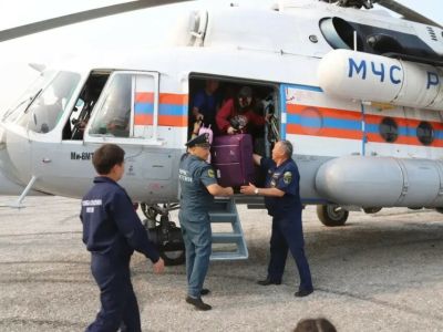 Вертолет доставил в Якутск 20 детей из затопленных сёл Верхоянского улуса