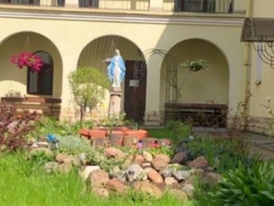 МАГИЯ ХАНГА в монастырском дворике.