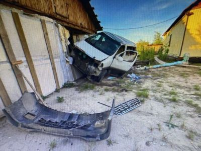 В Мархе водитель минивэна протаранил забор и врезался в частный дом
