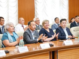 Айсен Николаев вручил награды работникам строительной отрасли Якутии