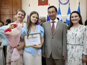 Глава Якутии наградил выпускников-стобалльников