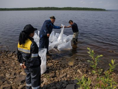 «Таас-Юрях Нефтегазодобыча» выпустила 300 тысяч мальков в Вилюйское водохранилище
