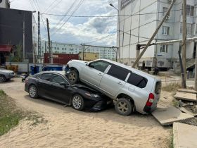 Пьяный водитель наехал на припаркованную Toyota Camry в Якутске