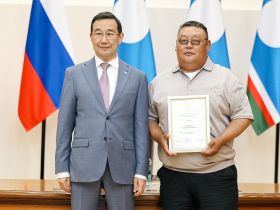 Айсен Николаев вручил награды работникам строительной отрасли Якутии