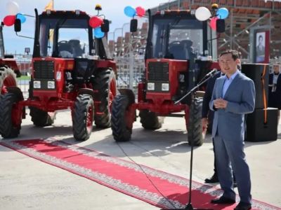 Глава Якутии вручил аграриям Усть-Алданского улуса ключи от новой техники