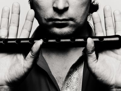 Дудук и гитара во дворике старинного храма (Двор Римско-католического храма Матери Божией Лурдской)