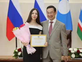 Глава Якутии наградил выпускников-стобалльников