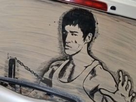 Электрик удивил якутян рисунками на пыльном стекле автомобиля