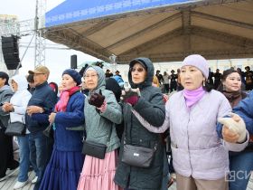 Фото: на площади Орджоникидзе якутяне массово исполнили осуохай