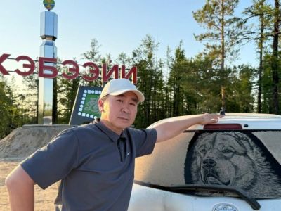 Электрик удивил якутян рисунками на пыльном стекле автомобиля