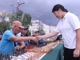 В Якутии провели сеанс одновременной игры в шахматы на 100 досках