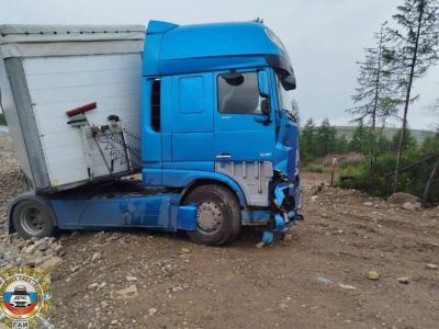 На трассе «Лена» большегруз съехал в кювет — водитель погиб