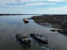 Из-за ледохода на Индигирке унесло десять судов