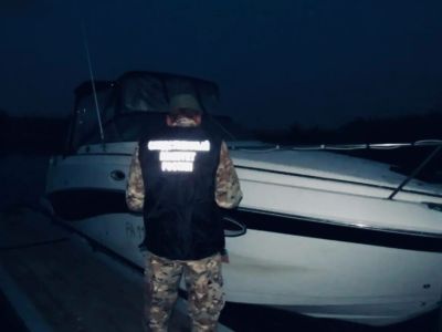 Лодка с девятью пассажирами врезалась в берег в Якутске