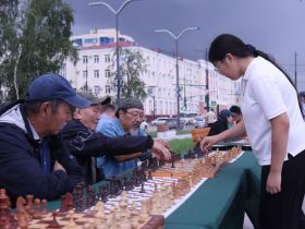 В Якутии провели сеанс одновременной игры в шахматы на 100 досках