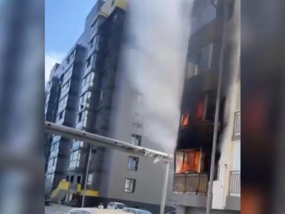 Видео: пожар в жилом доме в Якутске повредил два балкона