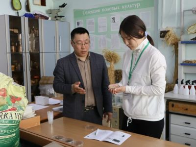 Школьники Якутии демонстрируют навыки в передовых агротехнологиях в лабораториях АГАТУ