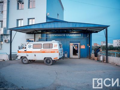 Врачи рассказали о состоянии женщины, которую мужчина изрезал ножом на улице в Якутске