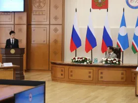 Глава Якутии наградил выпускников-стобалльников
