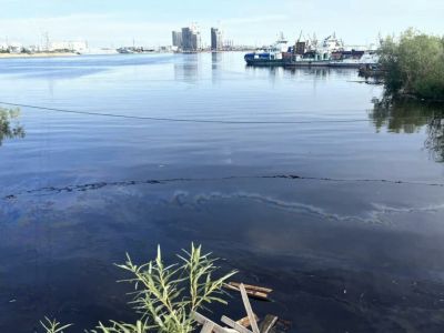 Нефтяную пленку обнаружили в акватории затона реки Лены в Якутске