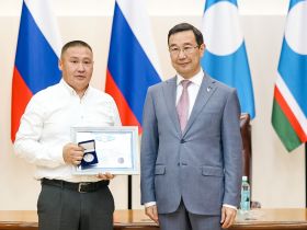 Айсен Николаев вручил награды работникам строительной отрасли Якутии
