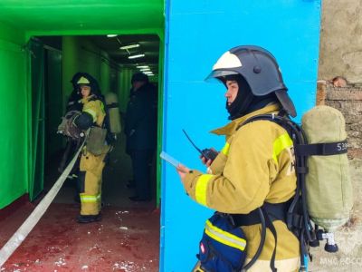 В Якутске на улице Бестужева-Марлинского загорелся жилой дом