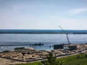 Строители установили 12 якорей для коффердамов Ленского моста