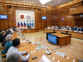Айсен Николаев вручил награды работникам строительной отрасли Якутии