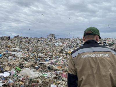 На полигоне ТКО в Якутске тушат мусорный пожар