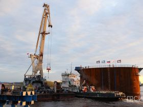 В Якутии вывели первый коффердам Ленского моста в русло реки