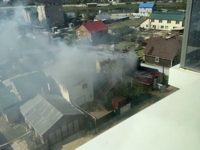 В Якутске загорелся частный дом, огонь перекинулся на соседний