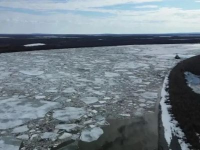В Абыйском районе в свободном дрейфе остаются 9 судов, унесенных ледоходом на Индигирке