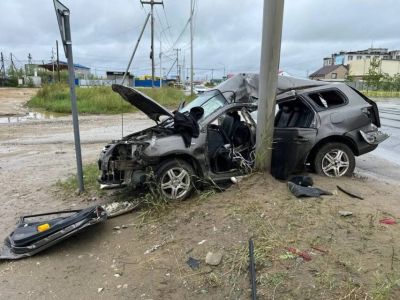 В Якутске 19-летний пьяный водитель без прав врезался в опору освещения