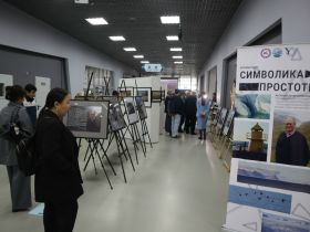В Якутске открыли выставку фотографий чрезвычайного и полномочного посла РФ Антона Васильева