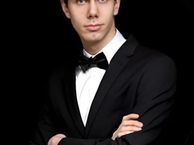 Константин Хачикян (фортепиано), дирижёр — Чен Шу Си.