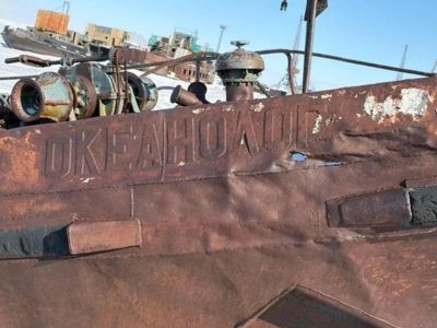 В поселке Тикси ликвидируют затонувшее судно «Океанолог»