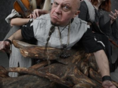 Тролль гнёт ель